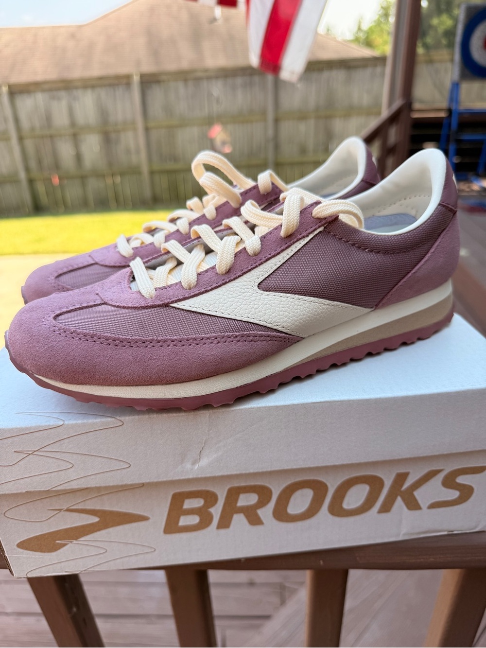 Brooks Women’s Vintage-Style Sneakers in Mauve and Cream size 8 NWT